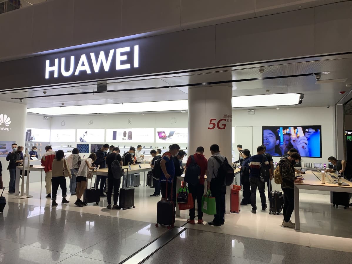 Ihmisiä Huawein myymälässä