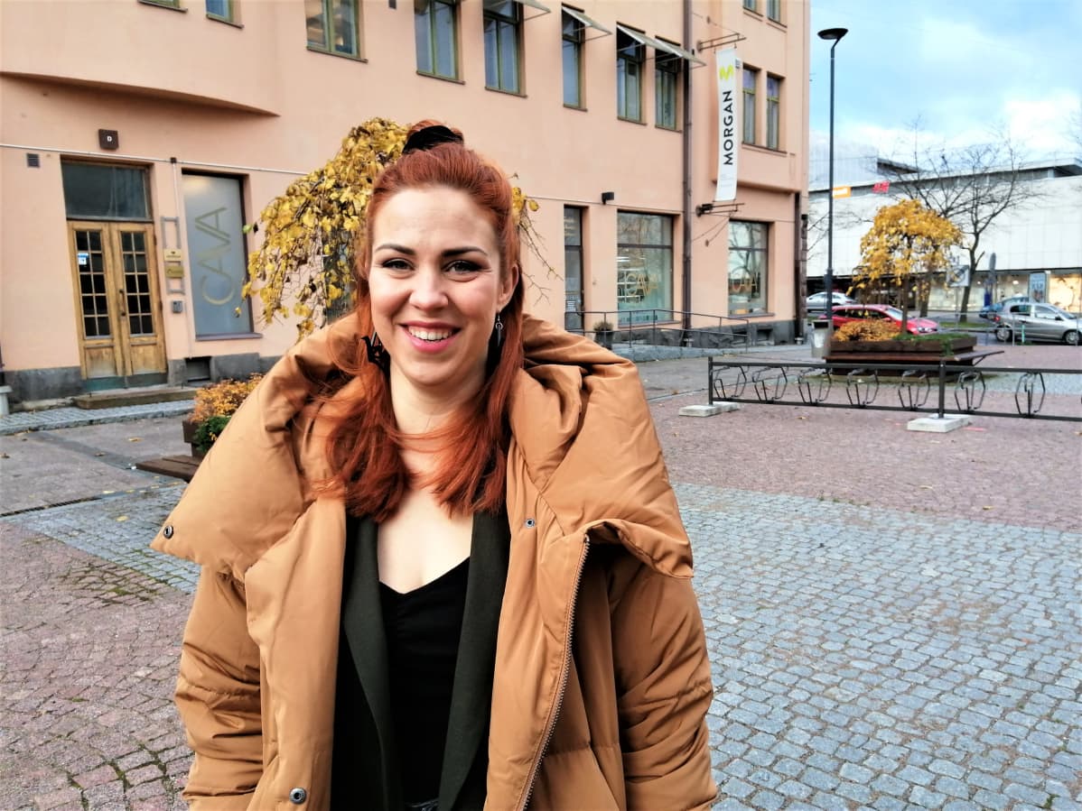 Kampaamo Cavan yrittäjä Niina Räsänen seisoo myymälänsä edustalla.