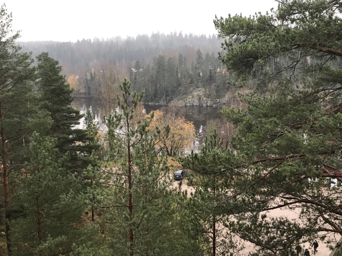 Vy över insjö i Noux