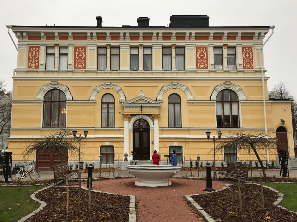 Pikkupalatsi sisäpihan puolelta