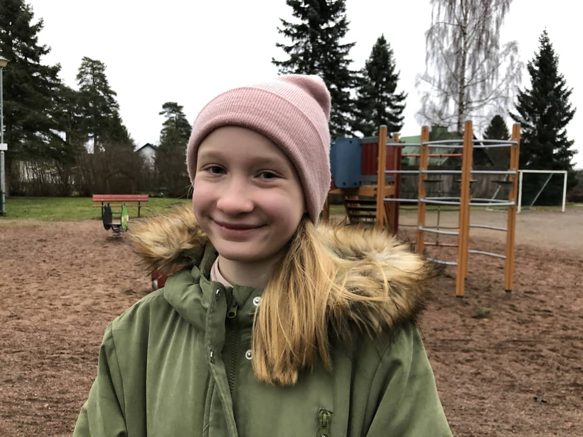 Unna Hynninen hymyilee leikkipuistossa