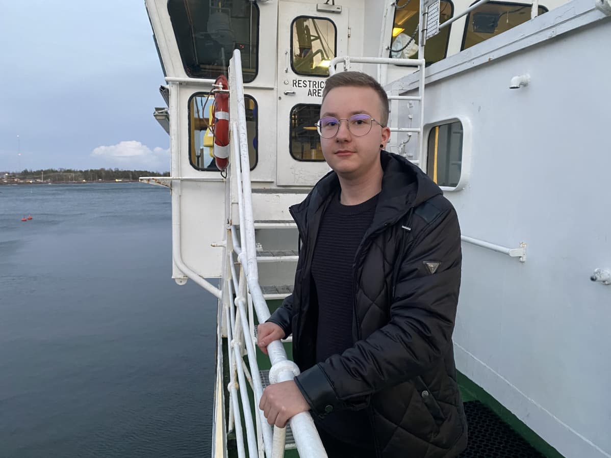 miro johansson seisoo koululaiva MS Katarinan kannella.