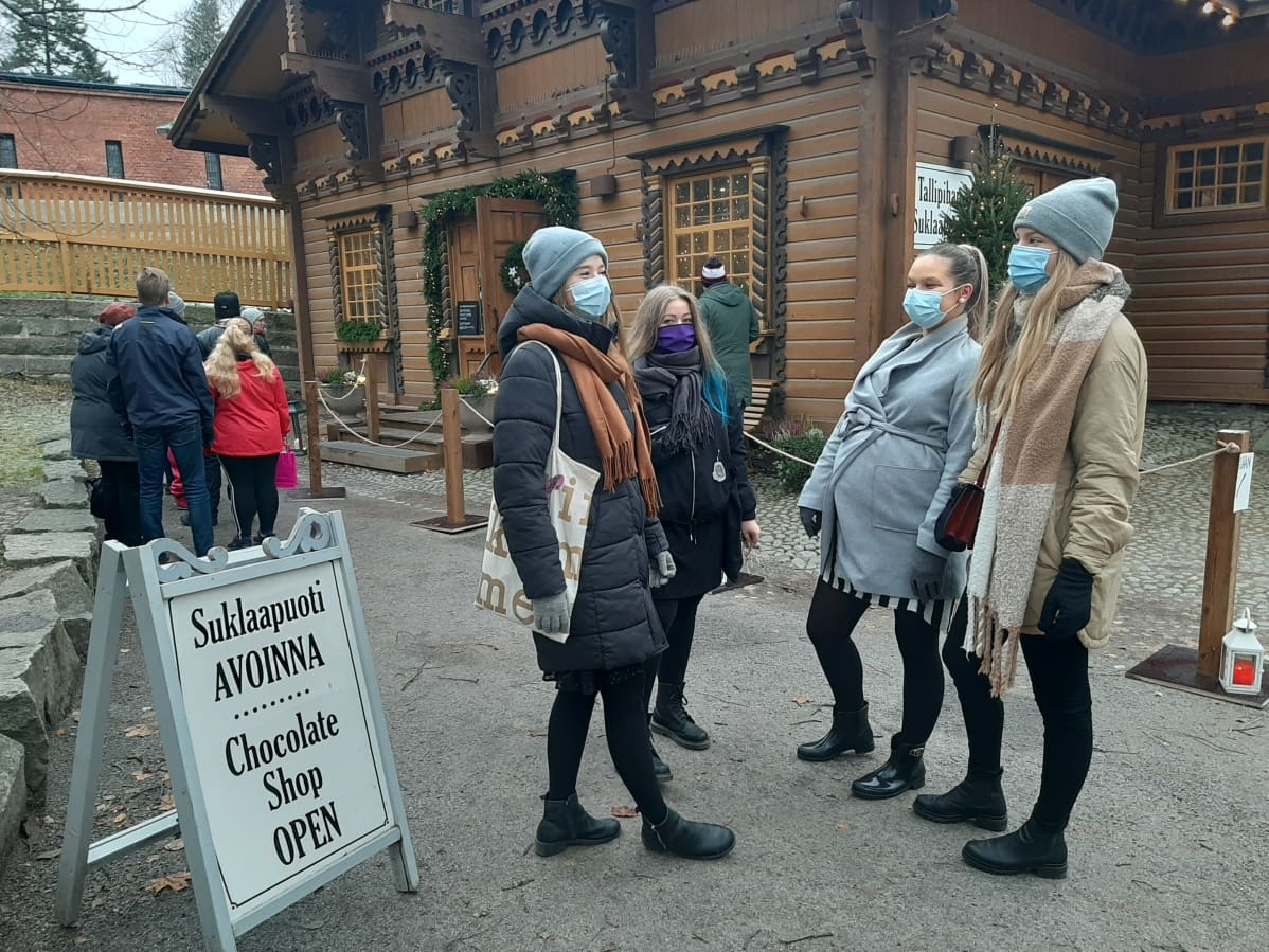 Neljä naista Tallipihan suklaapuodin edustalla