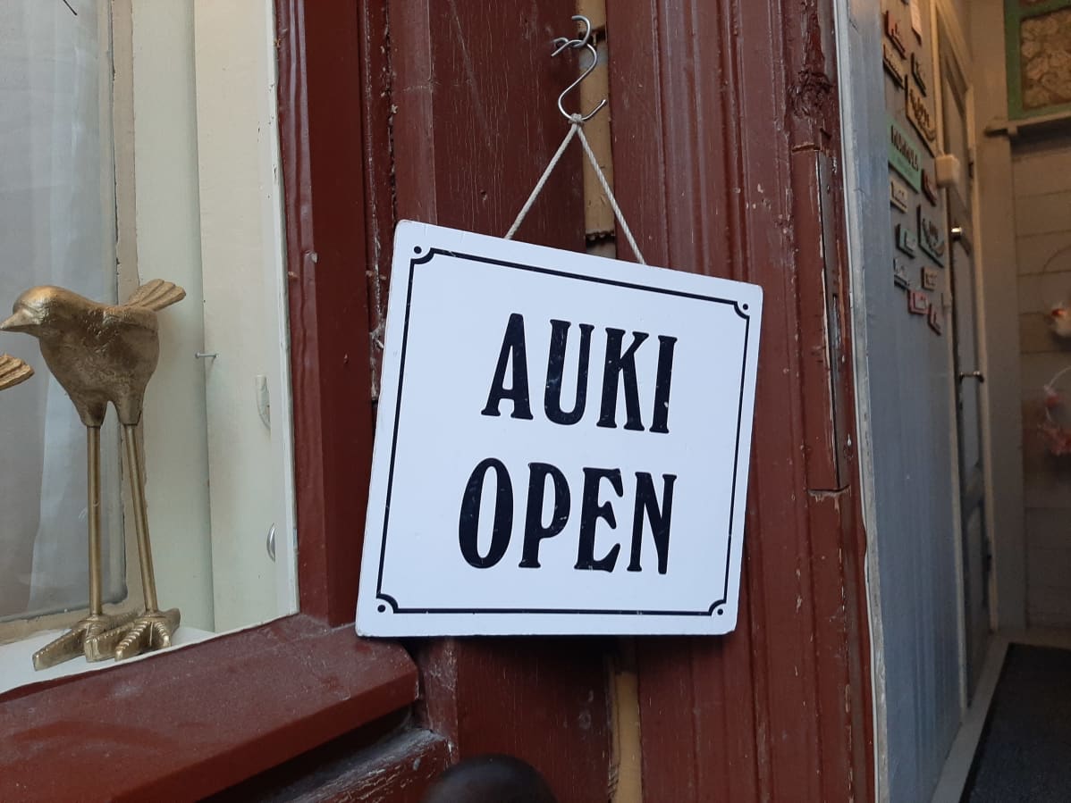 Kyltti, jos lukee "auki"