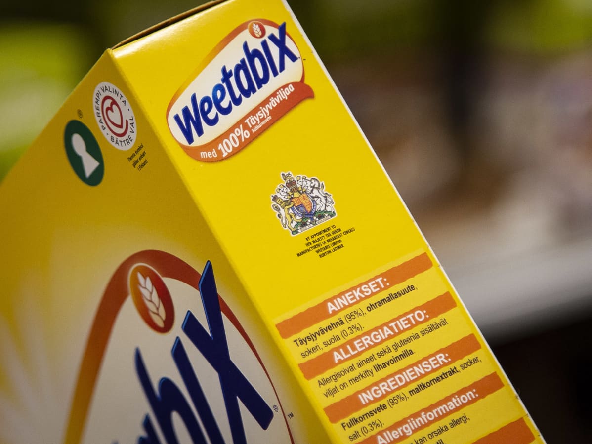 Lähikuva Weetabix muropaketin kyljestä, jossa Englannin vaakuna ilmoittaa, että tuote tehty Englannissa.