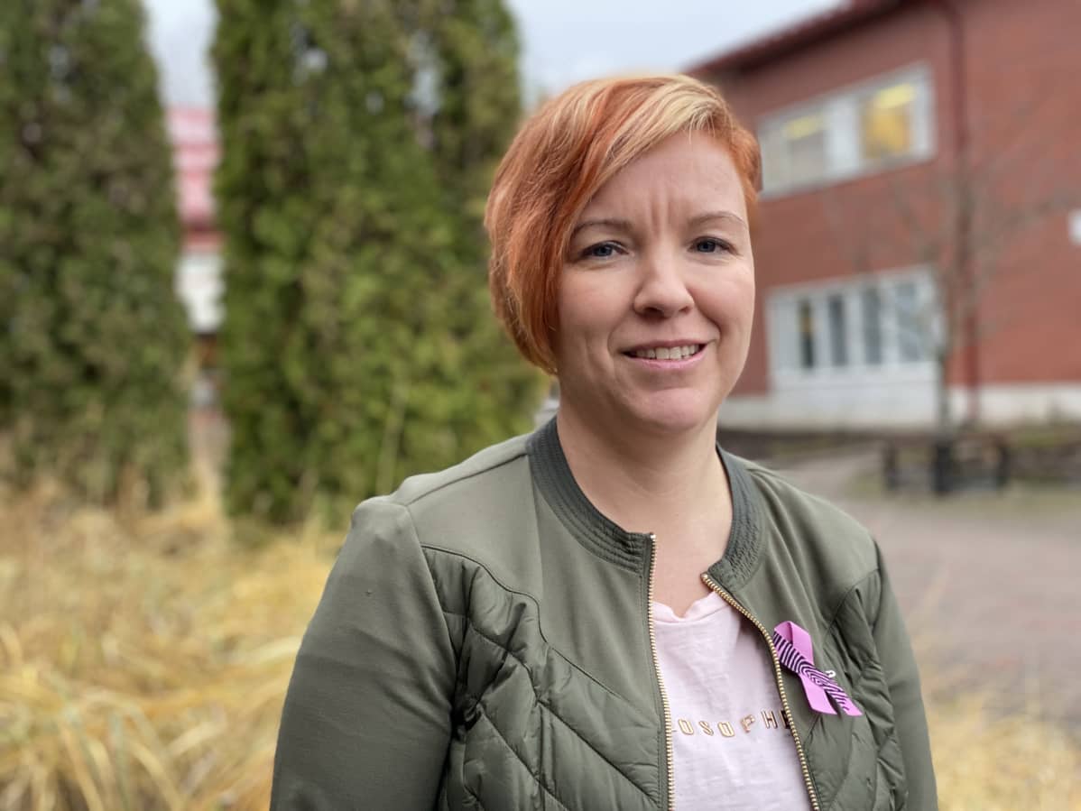 SavoGrown elinvoimapäällikkö Sanna Kauvonsaari Futurian pihalla.