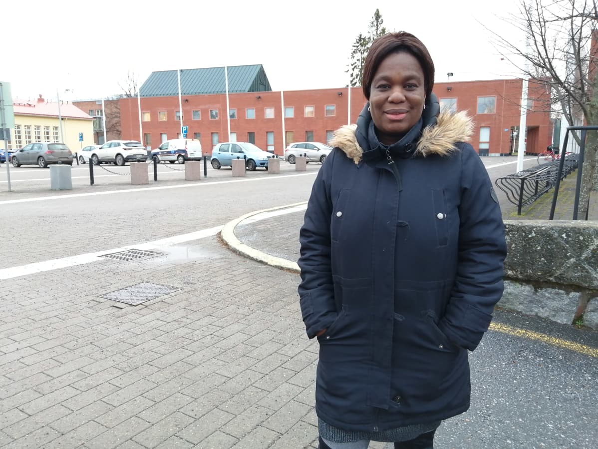 Nigerialaissyntyinen tohtori Beatrice Obule-Abila, joka on väitellyt kestävästä jätteidenlajittelusta