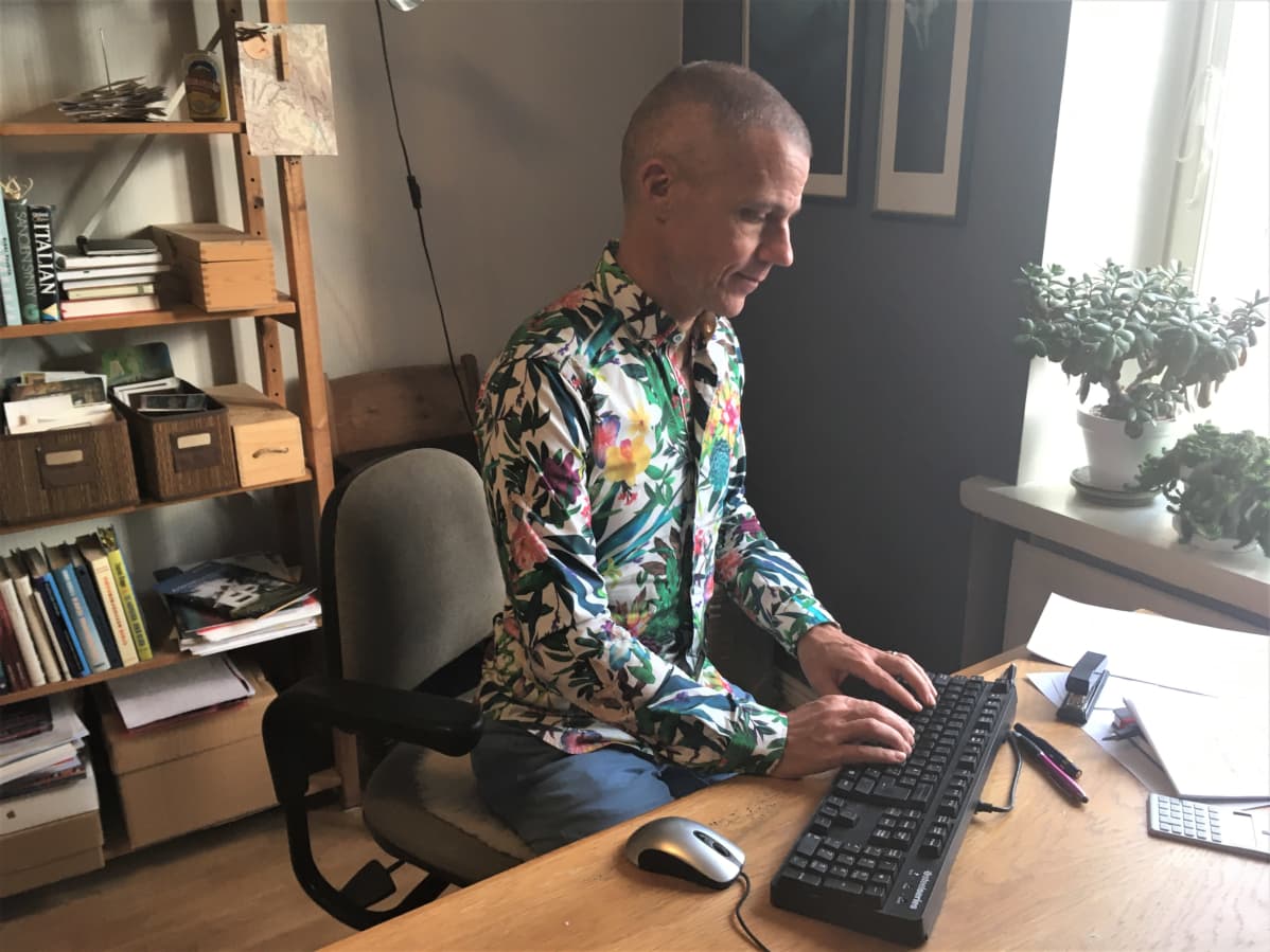 Jari Järvelä kirjoittaa työpöytänsä ääressä