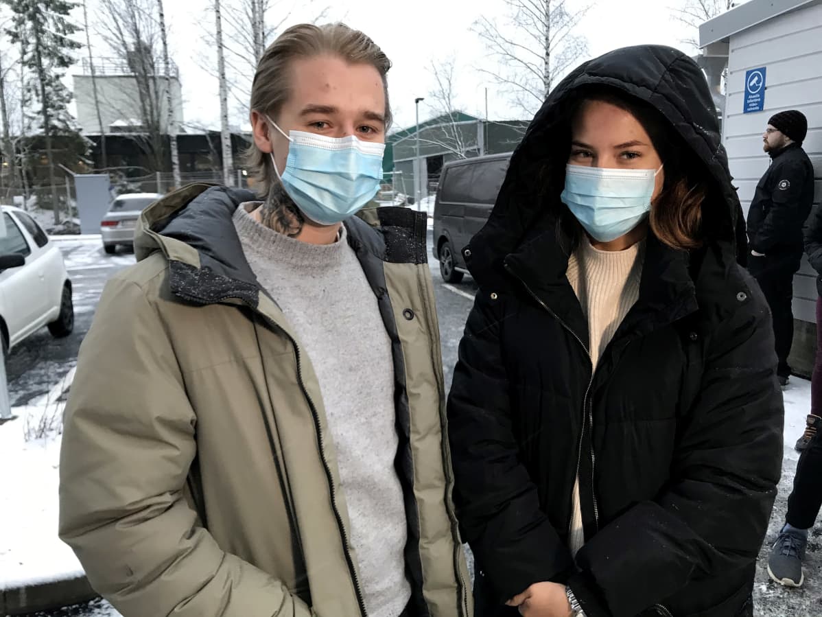 Opiskelijat Santeri Varjovirta ja Katariina Ojanen muuttopuuhissa uuteen asuntoon