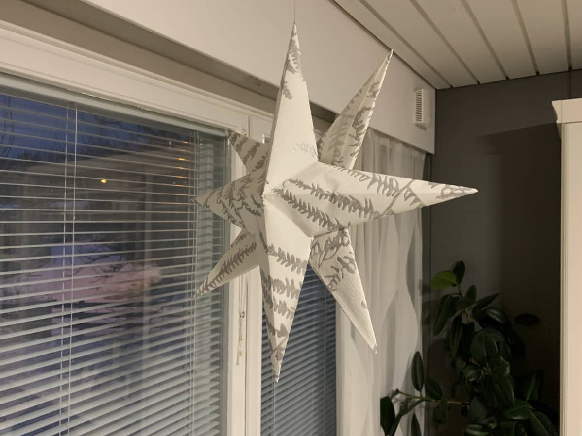 Joulutähti ikkunassa
