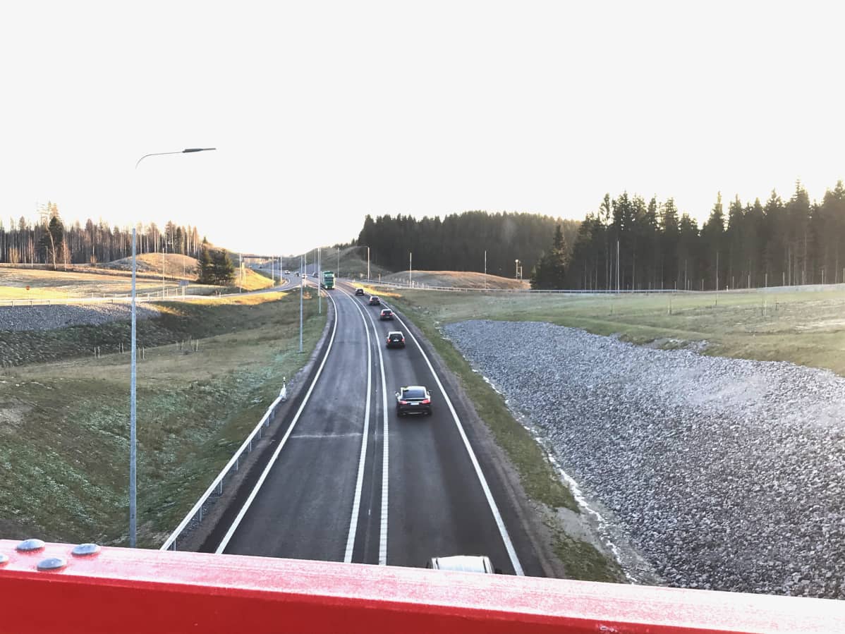 Lahden uusi eteläinen kehätie Hollolan puolelta, Nostavan risteyssillalta Lahden suuntaan kuvattuna.