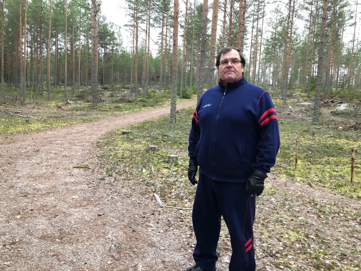 Mies lenkkipolun varrella.