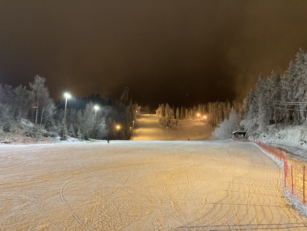 Vuokatinrinteiden Alakatti-rinne iltavalaistuksessa