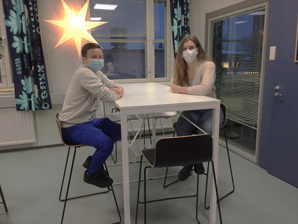Mikko Repo ja Heidi Selenius istuvat pöydän ääressä.