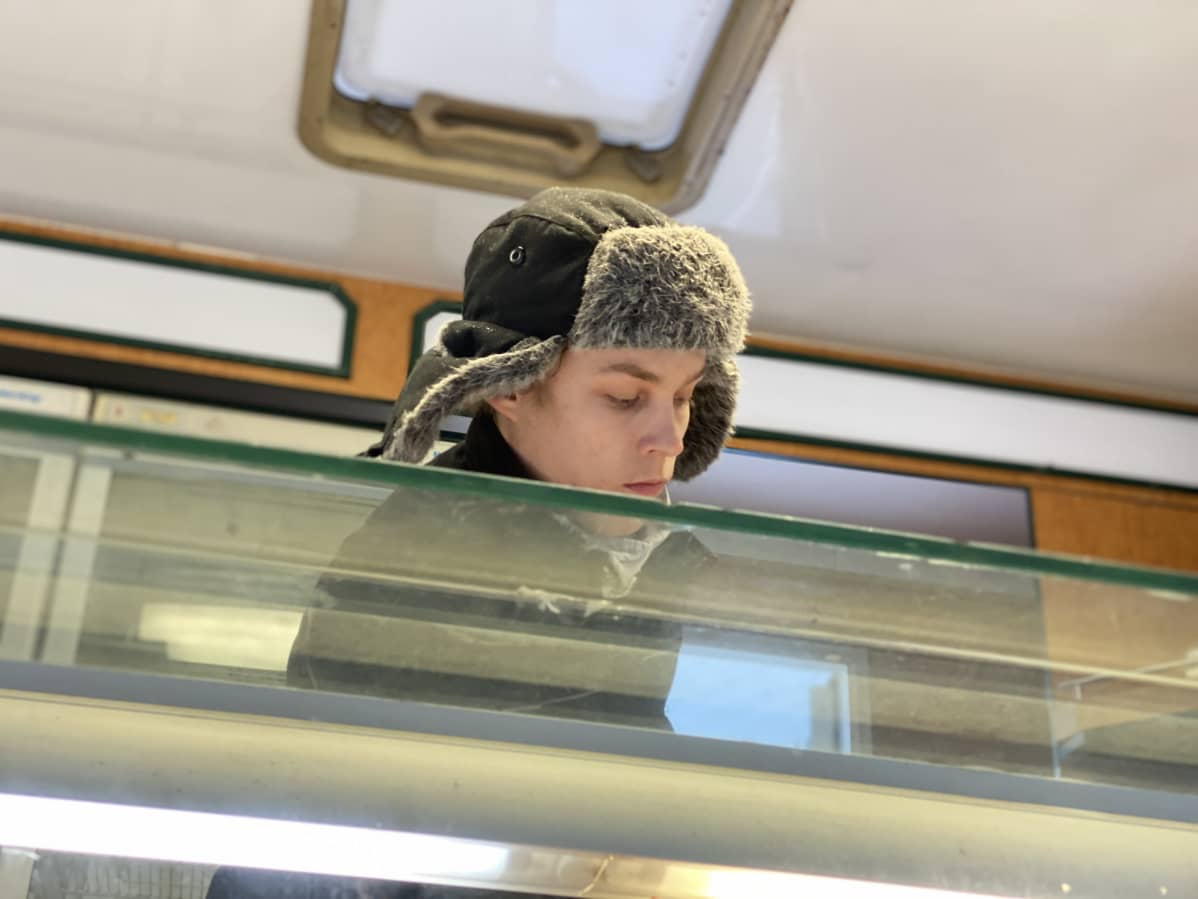 Mikael Schwartz täyttää myyntivaunua.