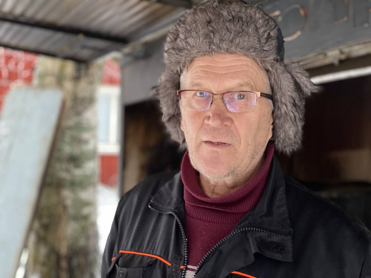 Eino Schwartz myyntivaunun edessä.