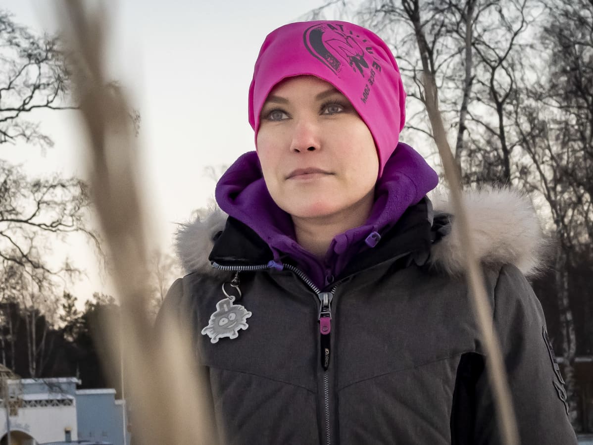 Oululainen Netta Brandt katselee Nallikarissa maisemia