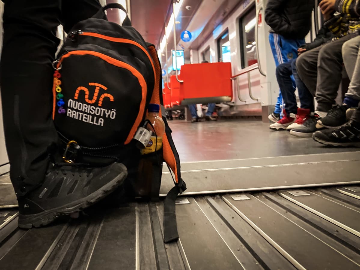 Nuorisotyö raiteilla -reppu metrossa.