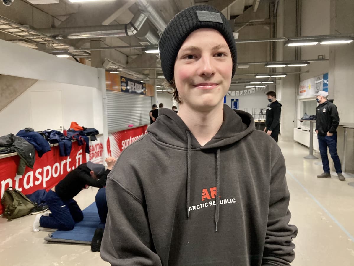 Nuori juniorijääkiekkoilija harjoituksissa.
