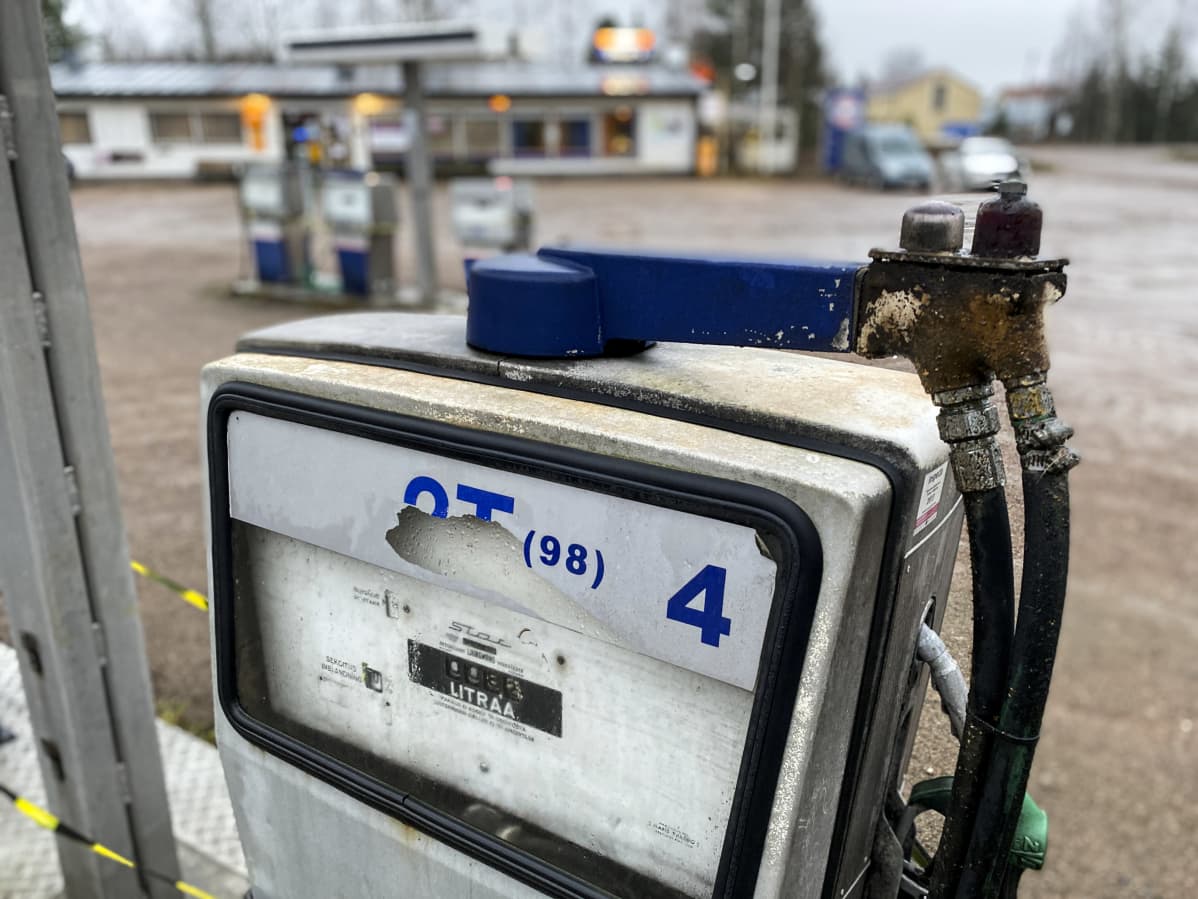 Vanhoja bensapumppuja Ruotsinkylän Gulf-baarin ja -huoltoaseman pihassa