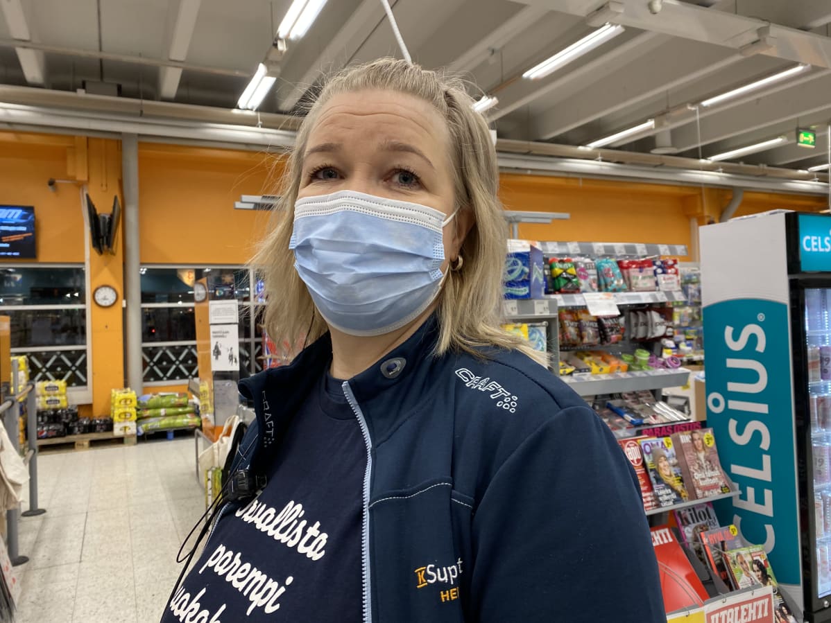Myyjä Teija Manunen seisoo Siilinjärven K-Supermarketin kassalla.