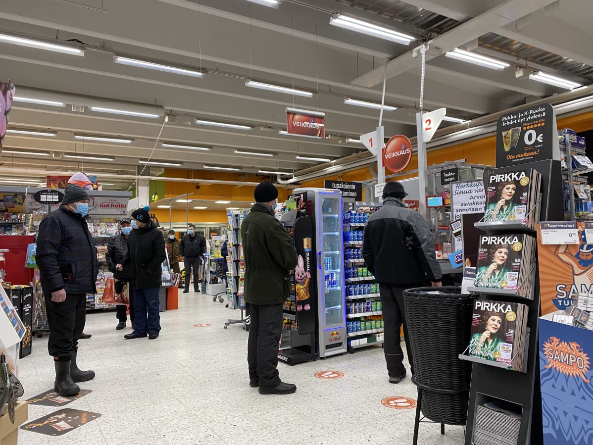 Ihmisiä jonossa Siilinjärven K-Supermarketin kassalla.