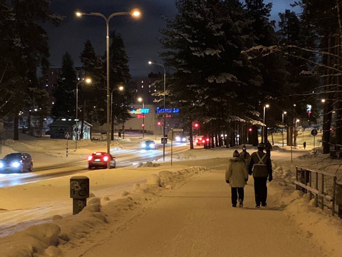 Ihmisiä kävelyllä talvisella kevyen liikenteen väylällä