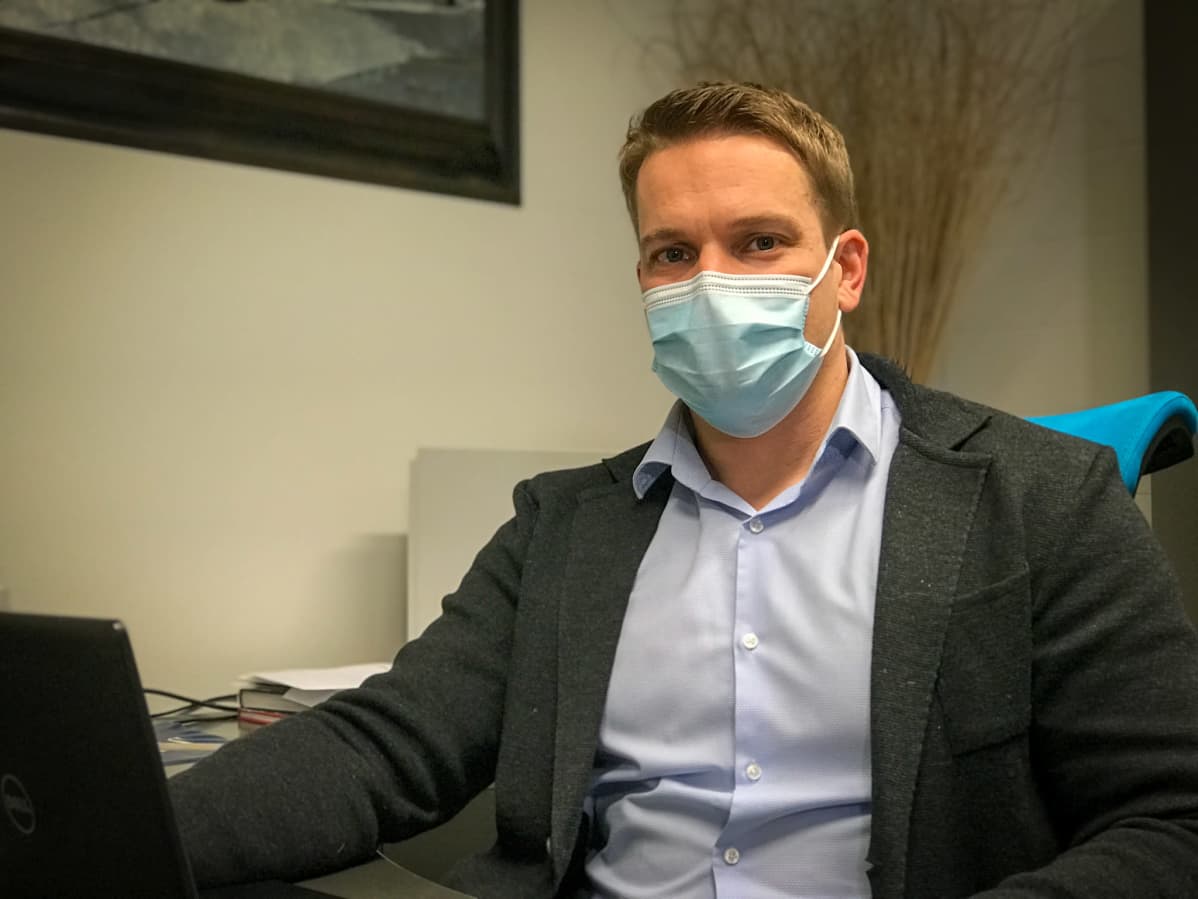 Pirkanmaan osuuskaupan ryhmäällikkö Ville Inkilä istuu työpöytänsä ääressä
