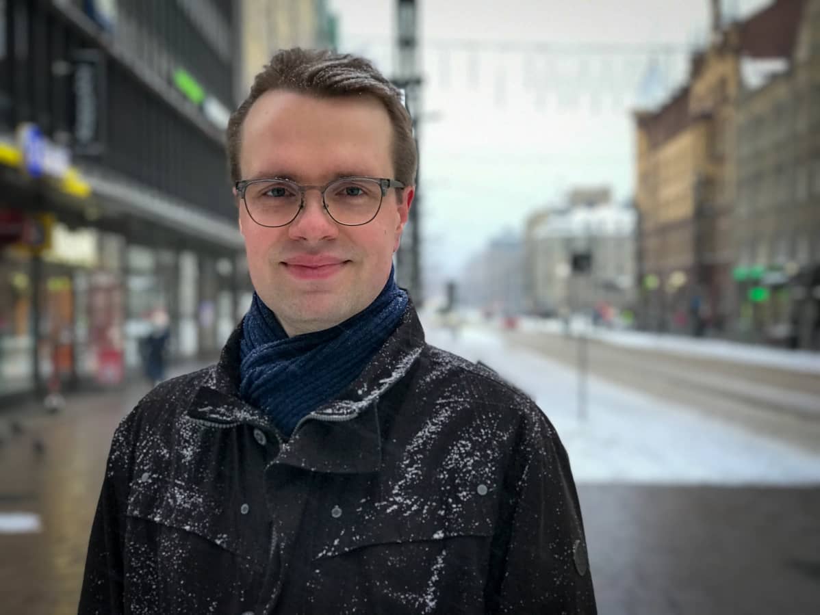 Iiro Sinisalo seisoo lumisella Hämeenkadulla