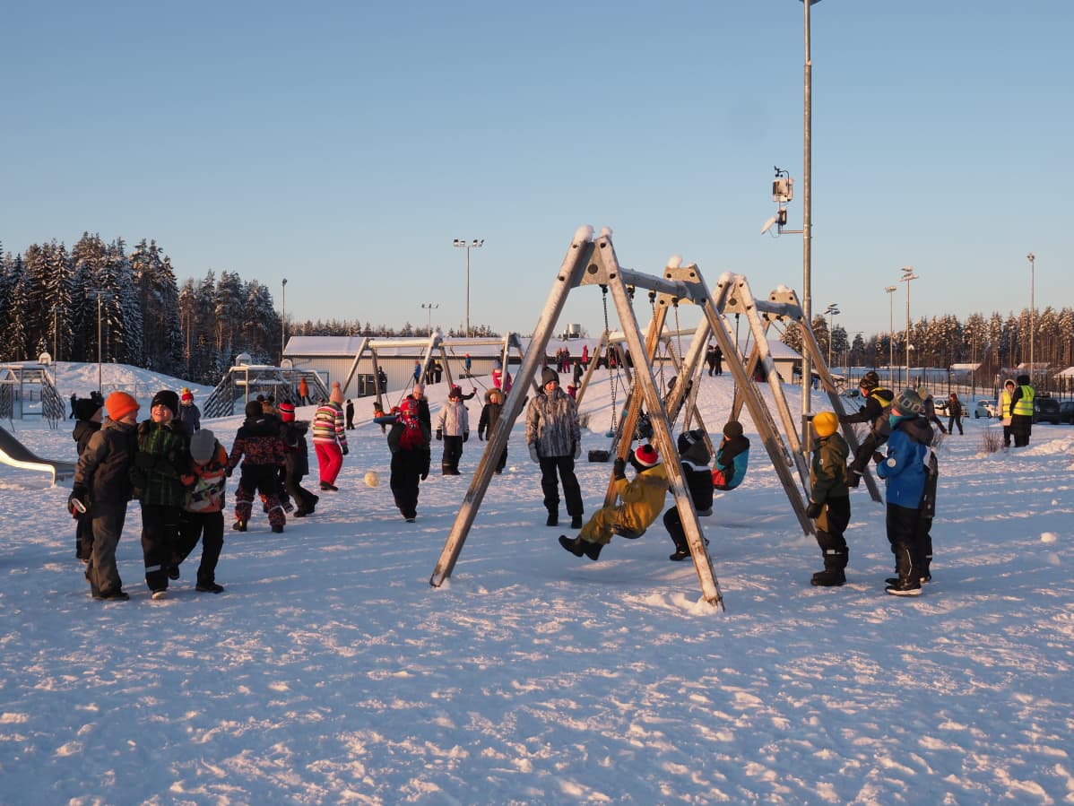 Karhunmäen koulun oppilaat välitunnilla pakkasessa.