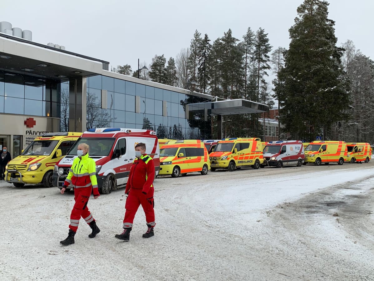 Ambulansseja jonossa.
