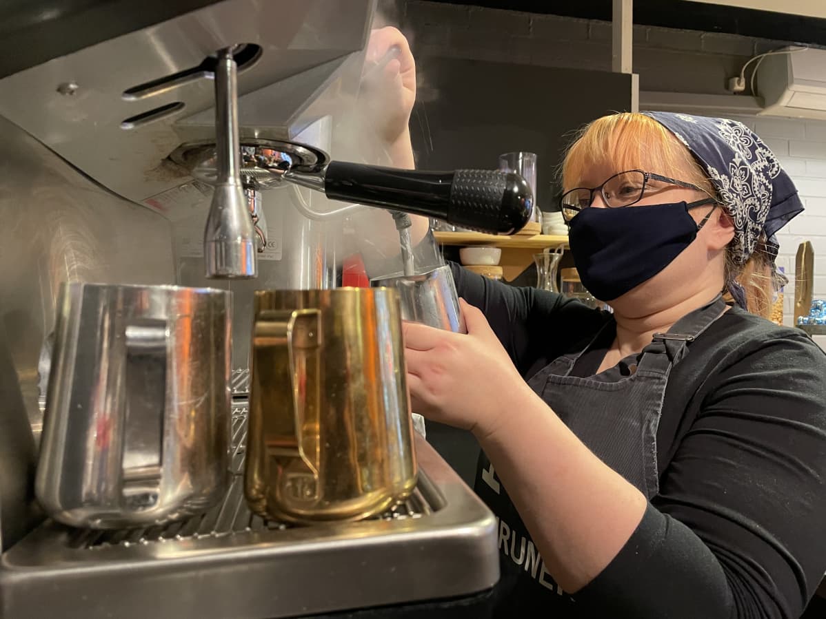 Café Murusen yrittäjä Elina Heikkinen valmistaa kahvia.
