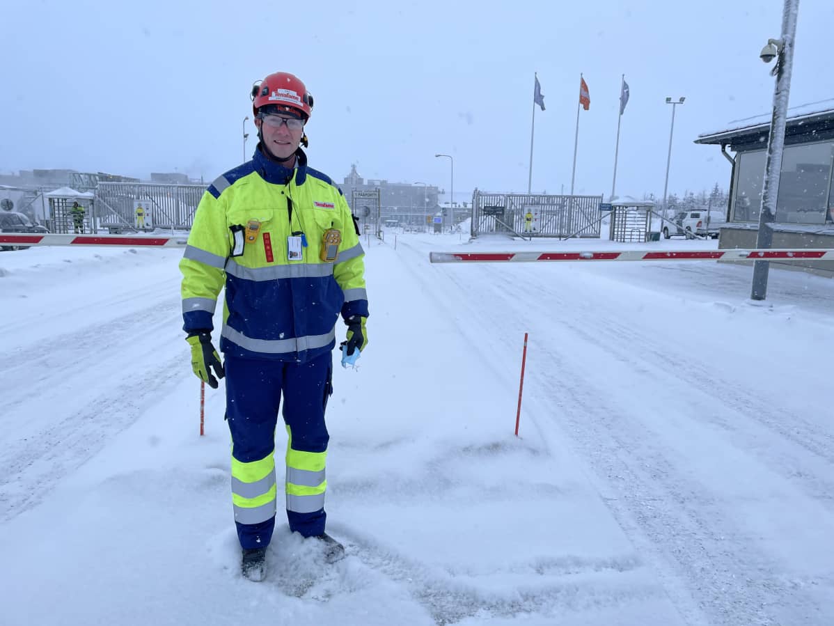 Terrafamen toimitusjohtaja Joni Lukkaroinen seisoo tehdasalueen pääporttien edessä.