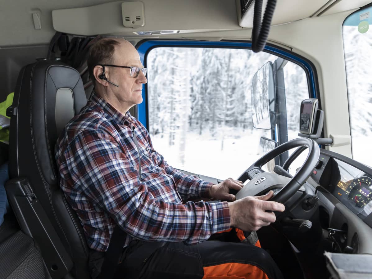 Kuljetusyrittäjä Matti Perälä ajaa rekka-autoa.