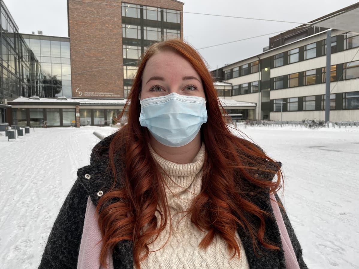 Nuori nainen lähikuvassa Tampereen ammattikorkeakoulun etupihalla