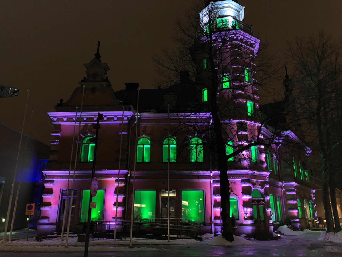 Rauman vanha kaupungintalo Tommi Löytyn valaisemana.