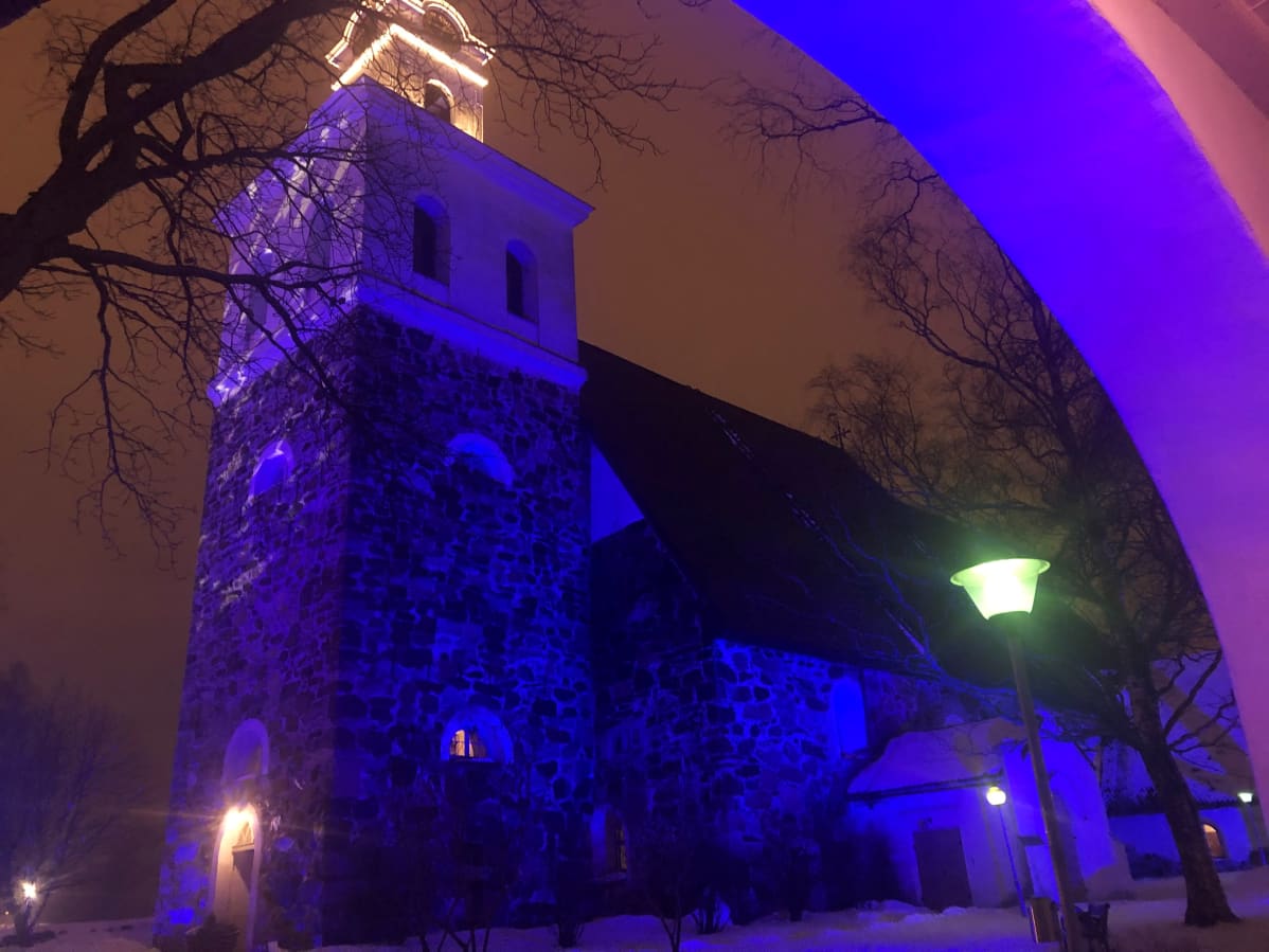 Pyhän Ristin kirkko valotaideviikon valoissa.