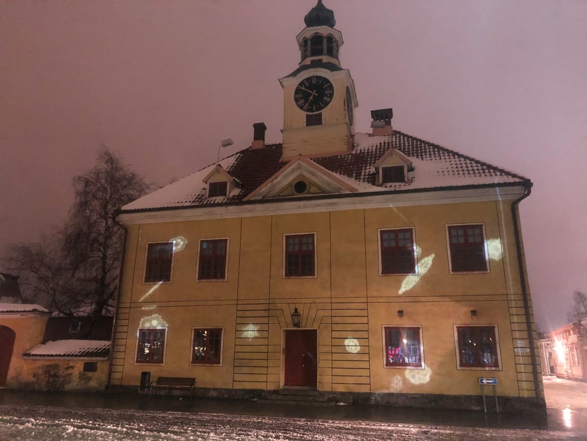 Rauman Vanha Raatihuone valotaideviikon valaistuksessa.