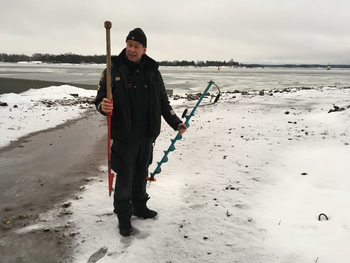 Kotkan merivartioaseman varapäällikkö Markku Ahonen esittelee tuuraa ja kairaa.