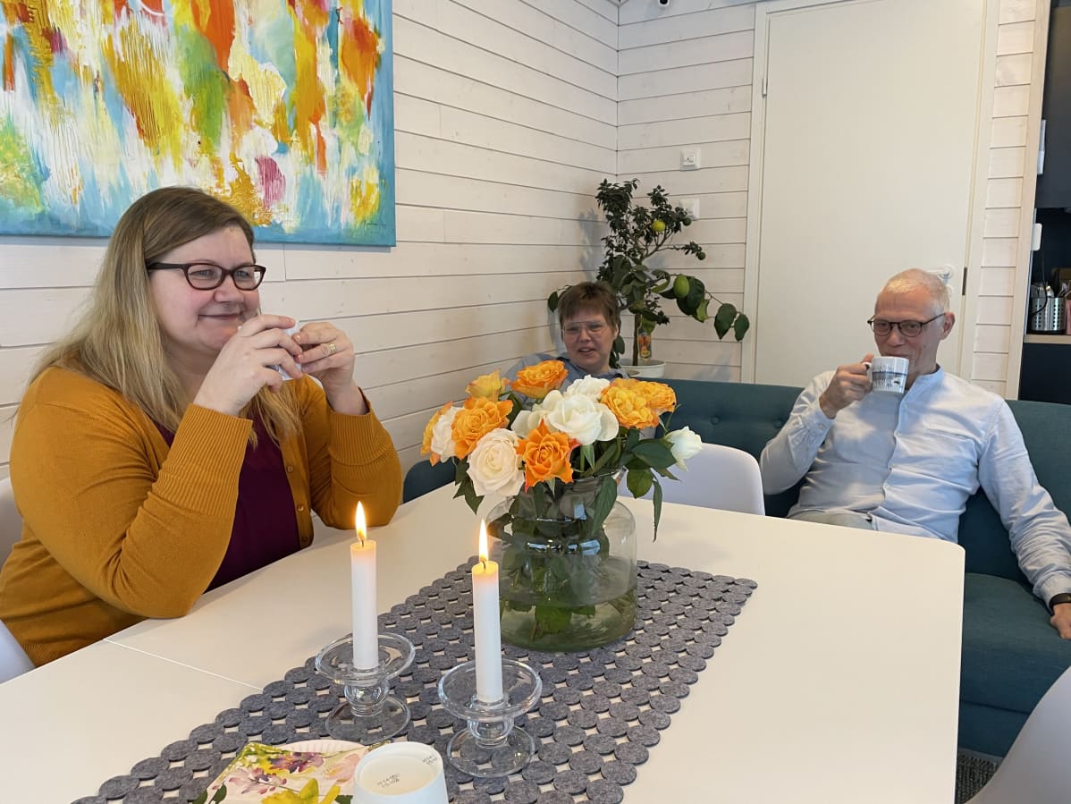 Anu Hentilä sekä Sirpa ja Esa Hirvasniemi minitoimiston yhteistilassa.
