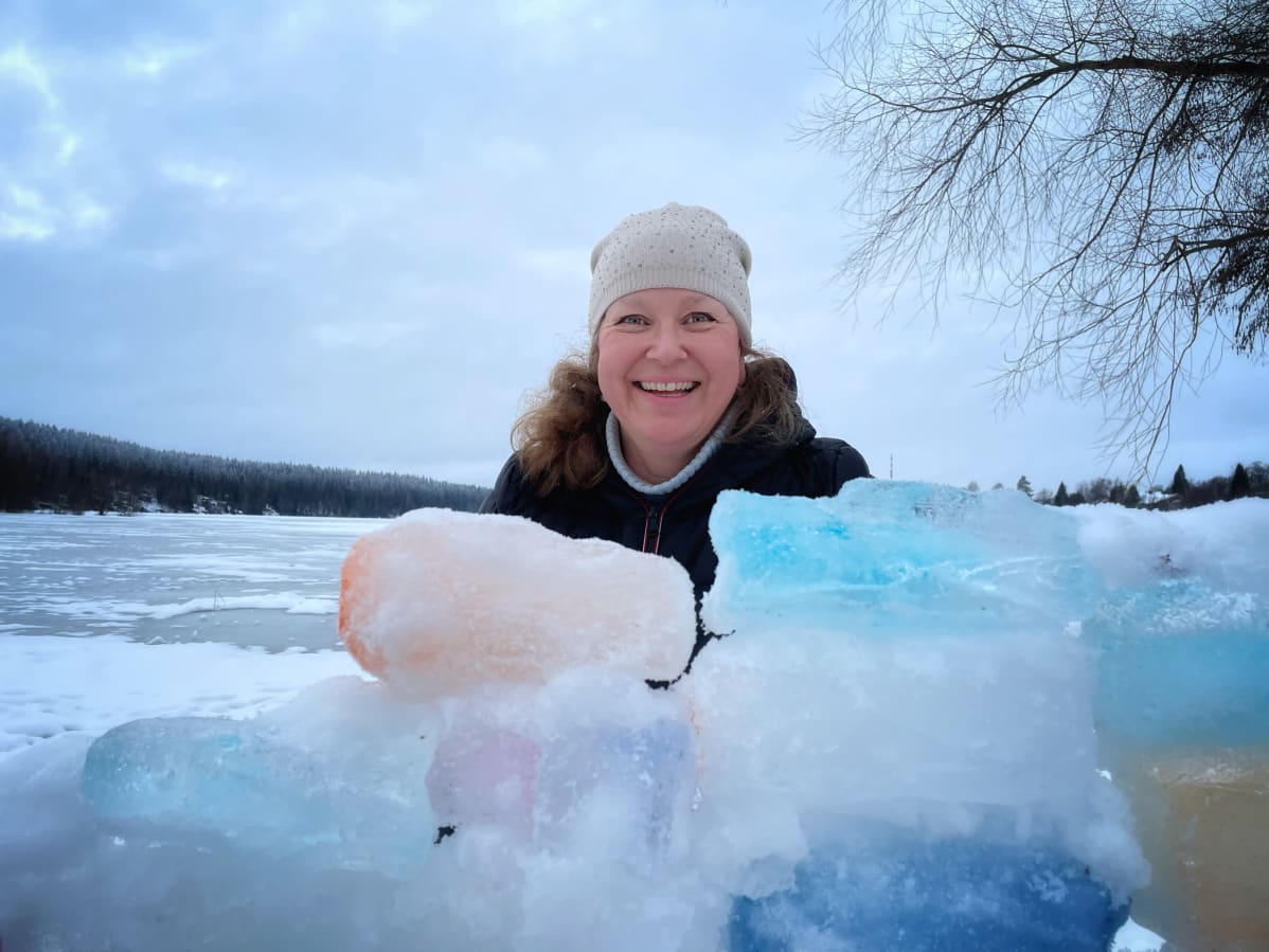 Satu Huuhtanen hymyilee Liutun rannan jäälinnan takaa