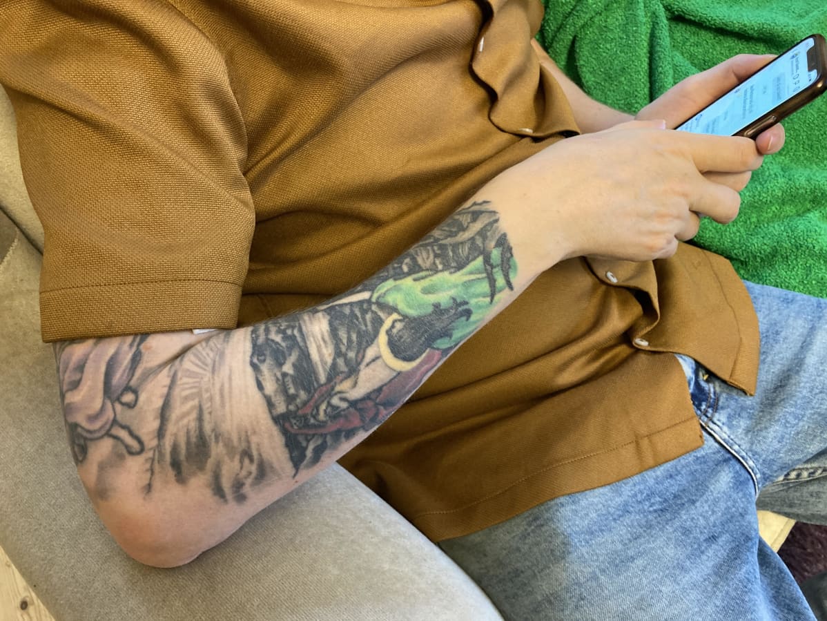 Piatu Puhakka käyttää puhelintaan.
