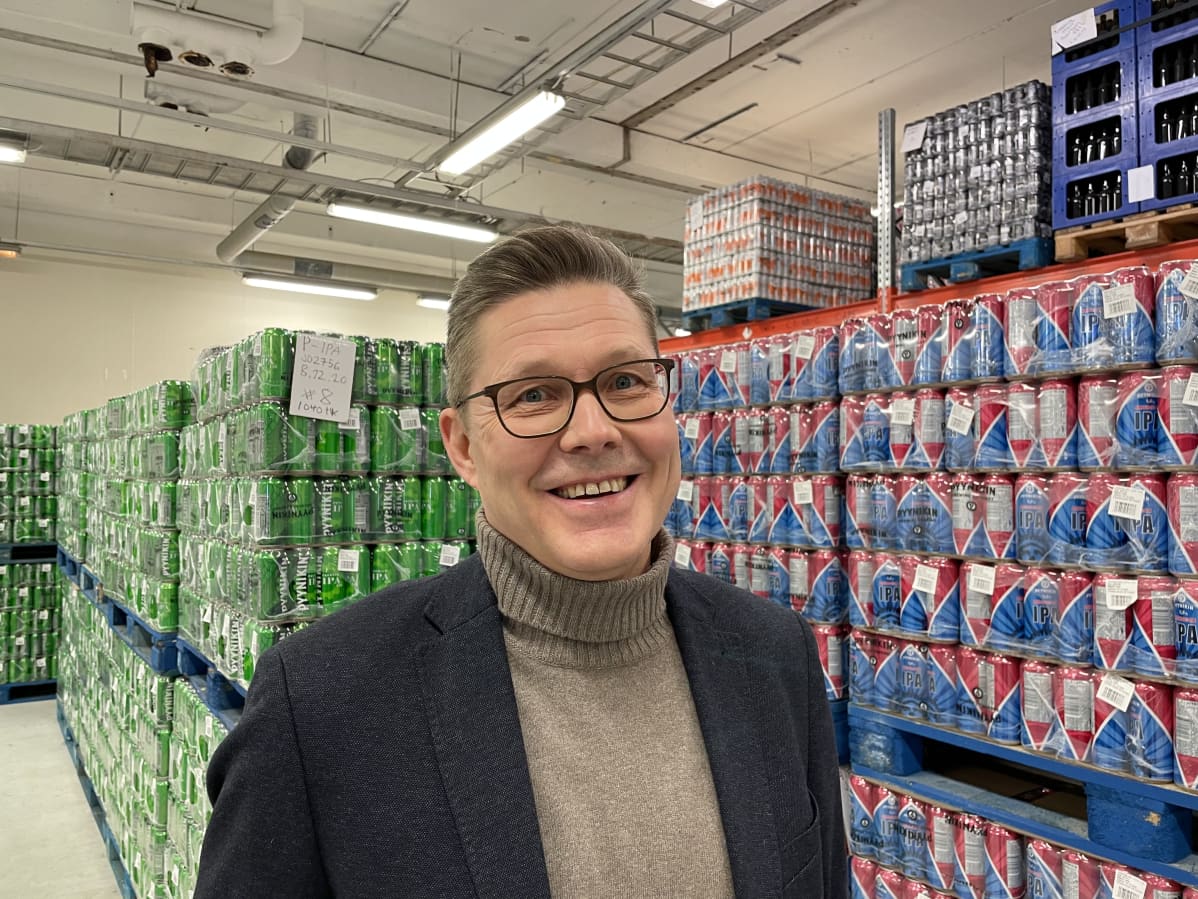 Kari Lappalainen hymyilee Pyynikin Brewing Companyn hallissa.