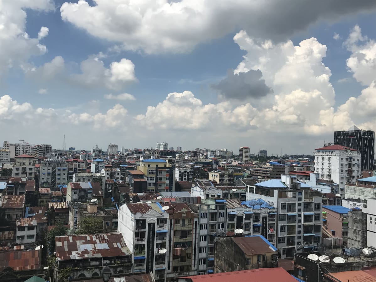 Myanmarin suurimman kaupungin Yangonin kaupunkikuva.