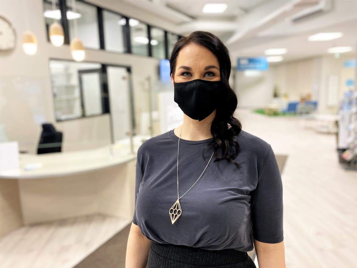 Premius kuntoutuksen toimitusjohtaja Pirta Piiroinen kuvattuna Premiuksen tiloissa Kalevassa.