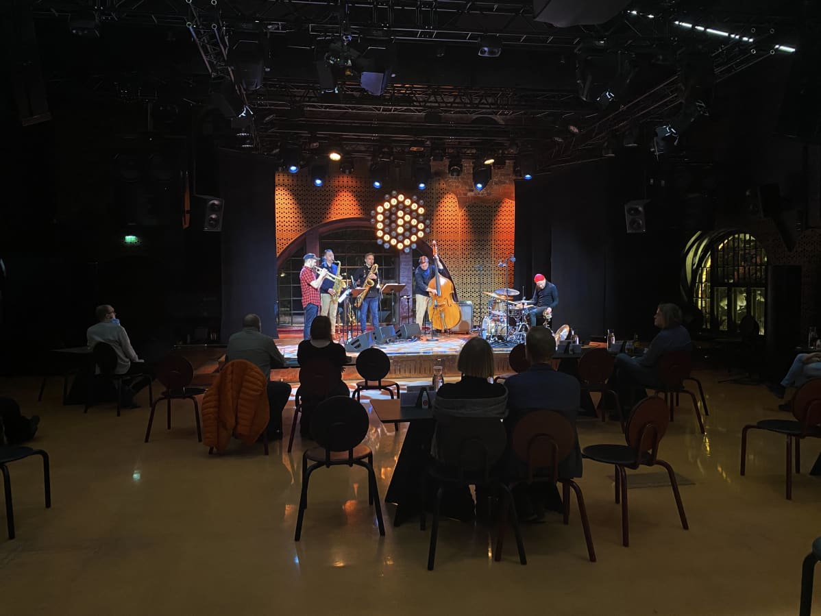 Antti Lötjönen Quintet East esiintymässä 20 katsojalle ja striimiyleisölle 4. helmikuuta 2021 Tampereen G Livelabissa.
