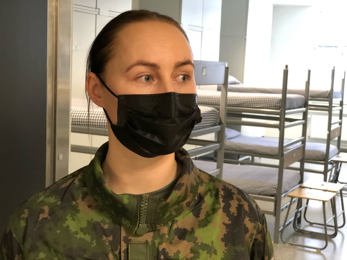 Vääpeli tuvan ovella.