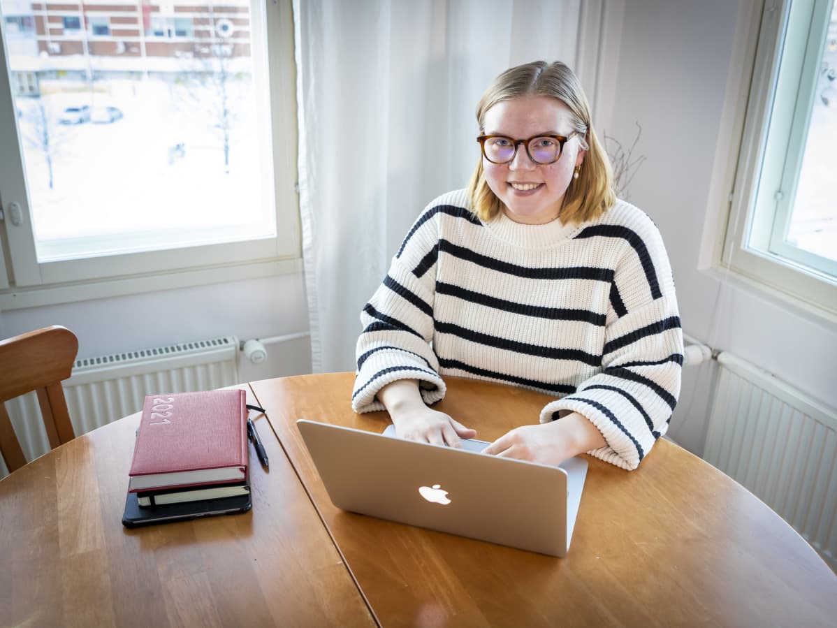 Tekla Hahl istuu tietokone edessään olohuoneen pöydän ääressä.