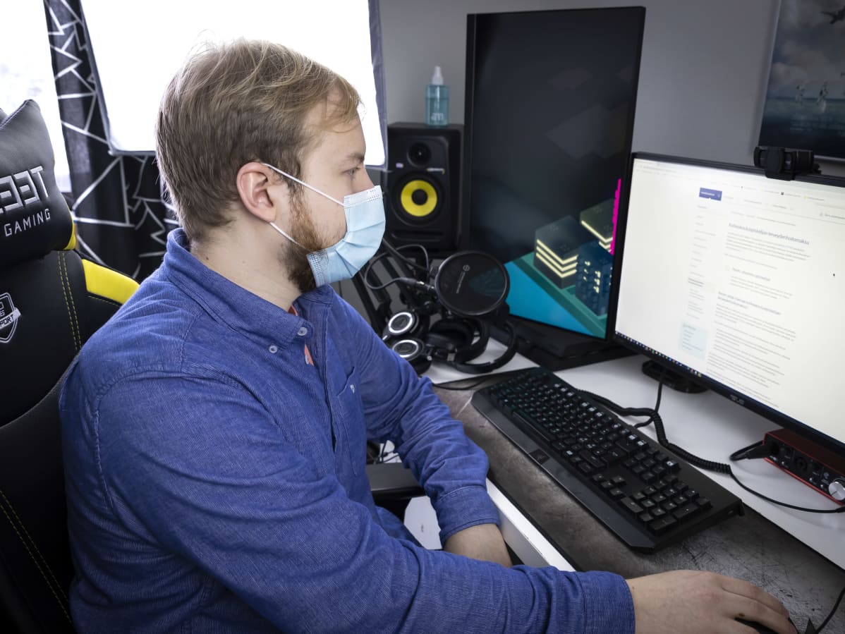 Antony Smal katsoo tietokoneelta Kelalta Kelan internet-sivuja.