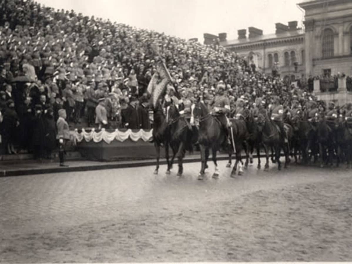 Helsinki, standarikulkue Senaatintorilla, tuomiokirkon edessä; paraatissa mm. luutnantti Lerche hevosellaan Morga. Kuva otettu 16.5.1926